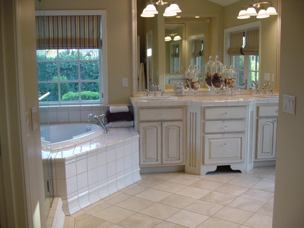 35 East Lawrence Road Phoenix, AZ 85012 - Photo 5 of 14 Master Bath