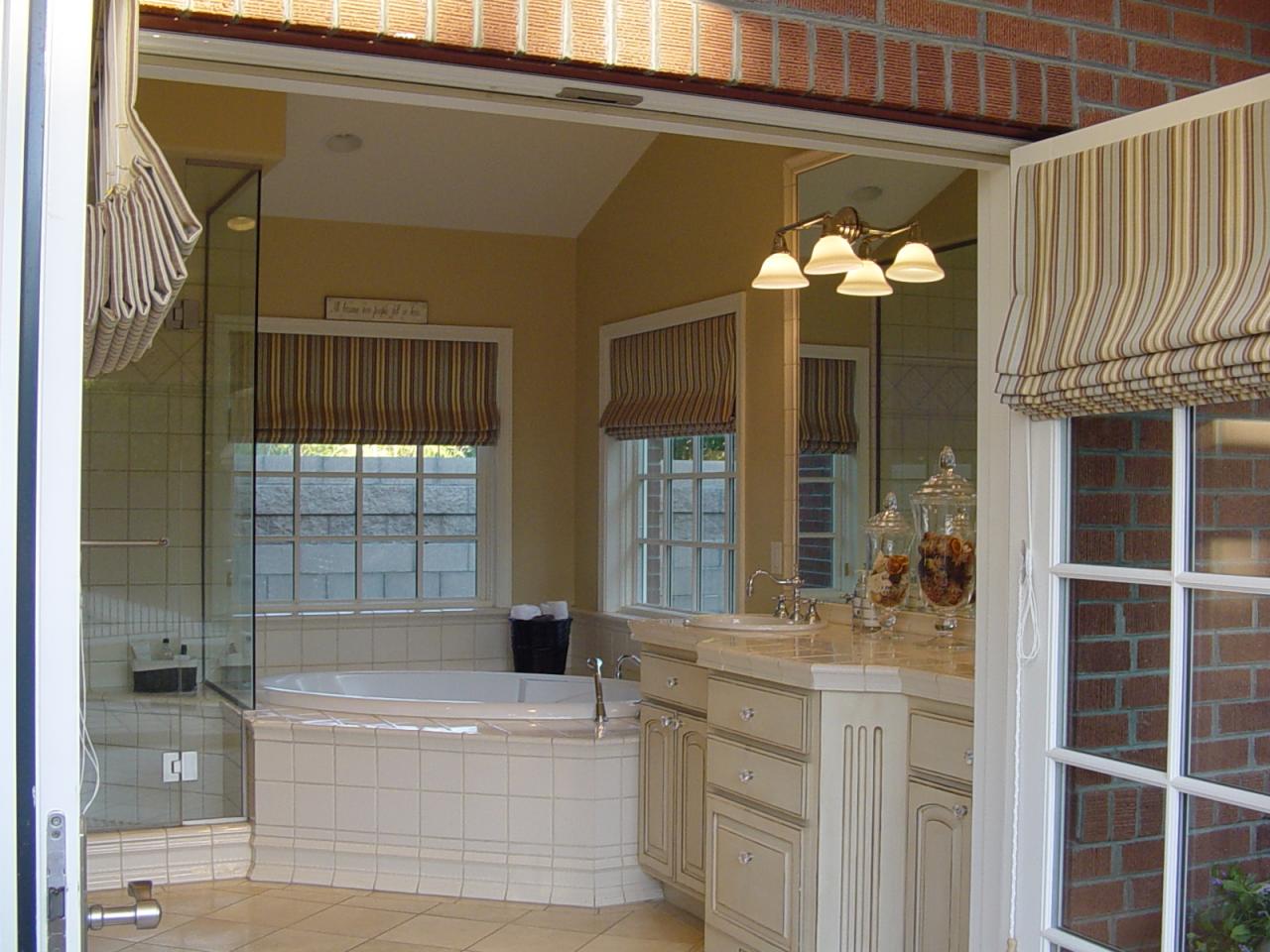 35 East Lawrence Road Phoenix, AZ 85012 - Photo 8 of 14 Master Bath