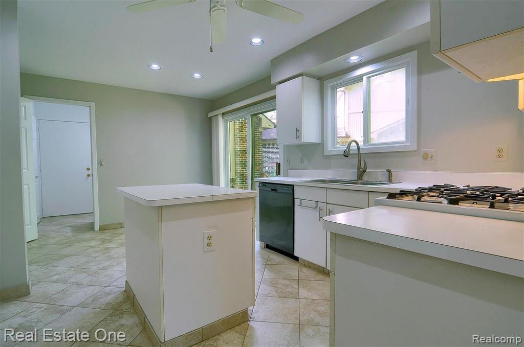 6140 Spring Vale Road, Unit 94 West Bloomfield, MI 48322 - Photo 13 of 37 Gallery Image 13