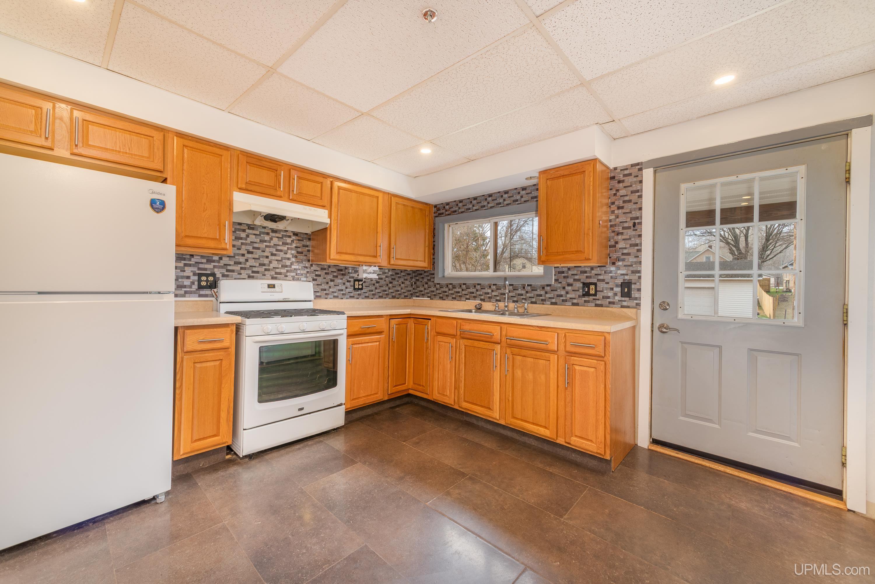129 West Superior Street Ishpeming, MI 49849 - Photo 2 of 32