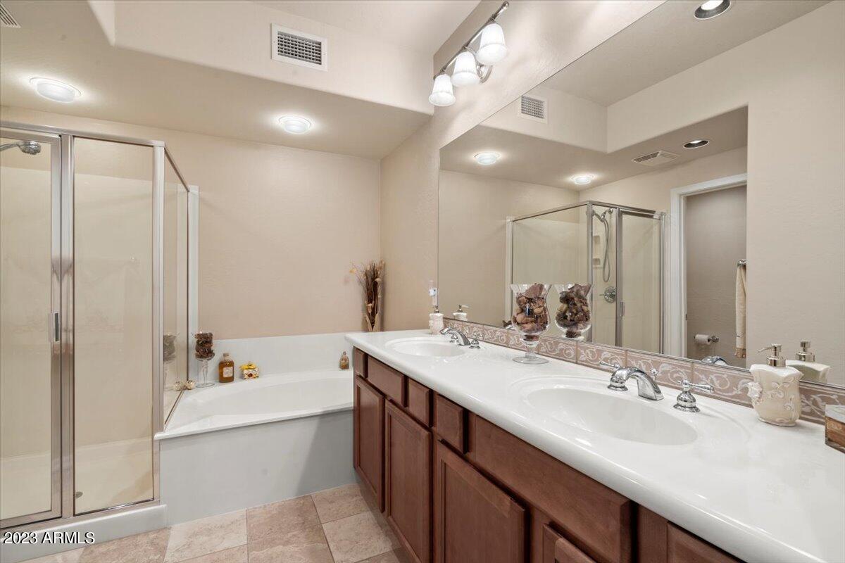 3935 East Rough Rider Road, Unit 1357 Phoenix, AZ 85050 - Photo 12 of 40 19-Primary Bathroom