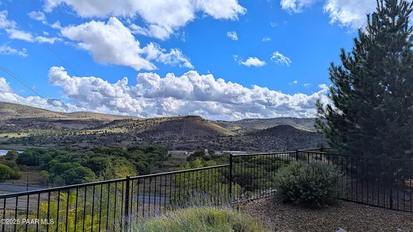 a view of a backyard