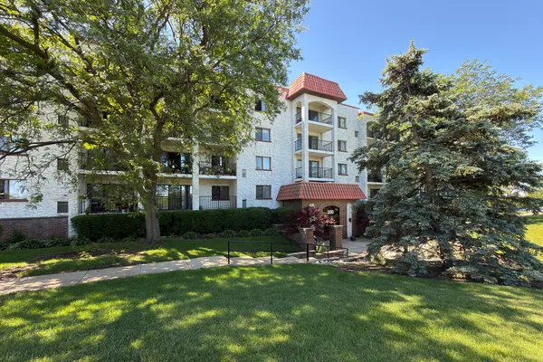 $239,900 | 350 Plum Creek Drive, Unit 403, Wheeling, IL 60090