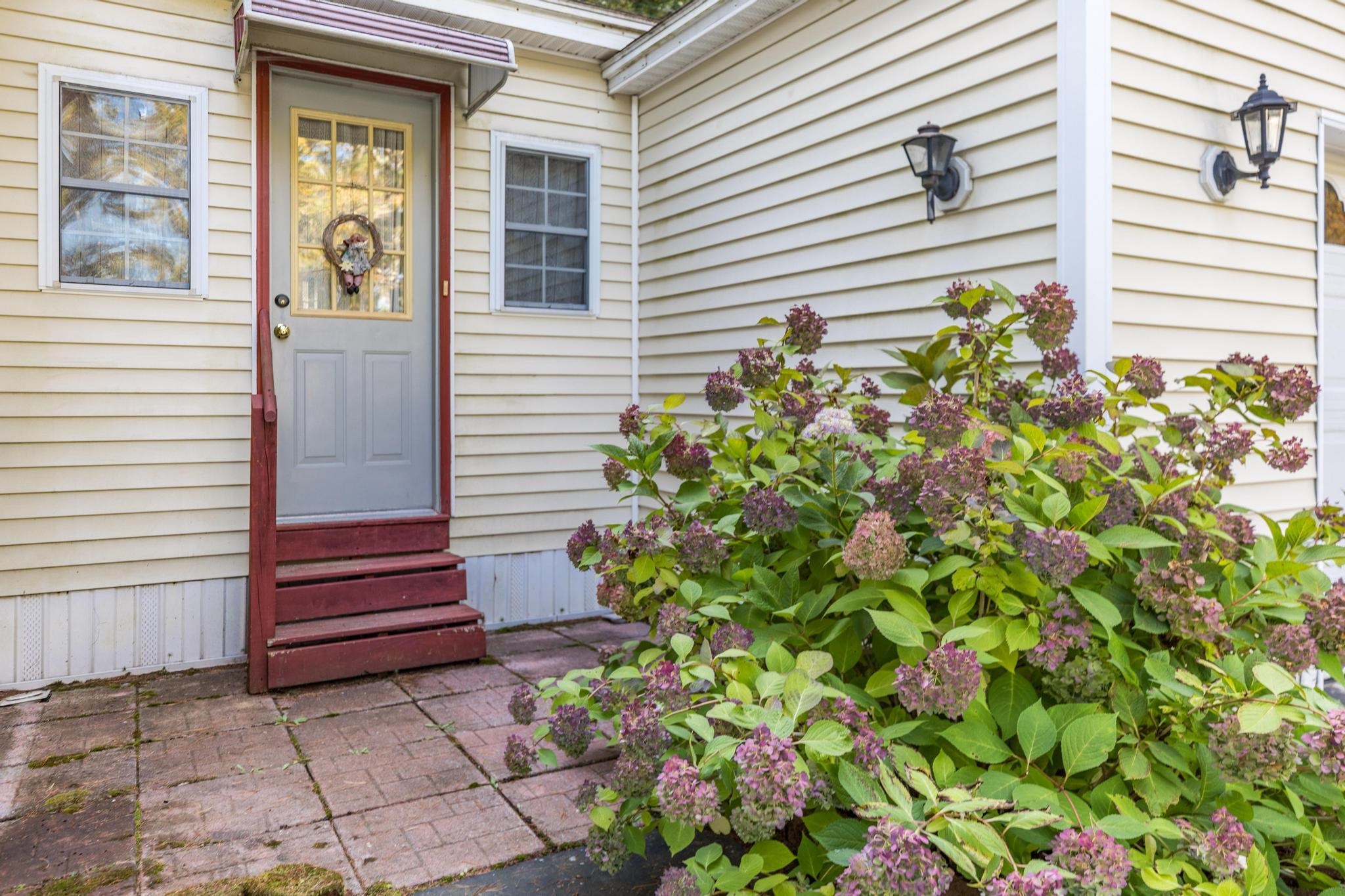 29 Murray Drive Rochester, NH 03868 - Photo 2 of 36