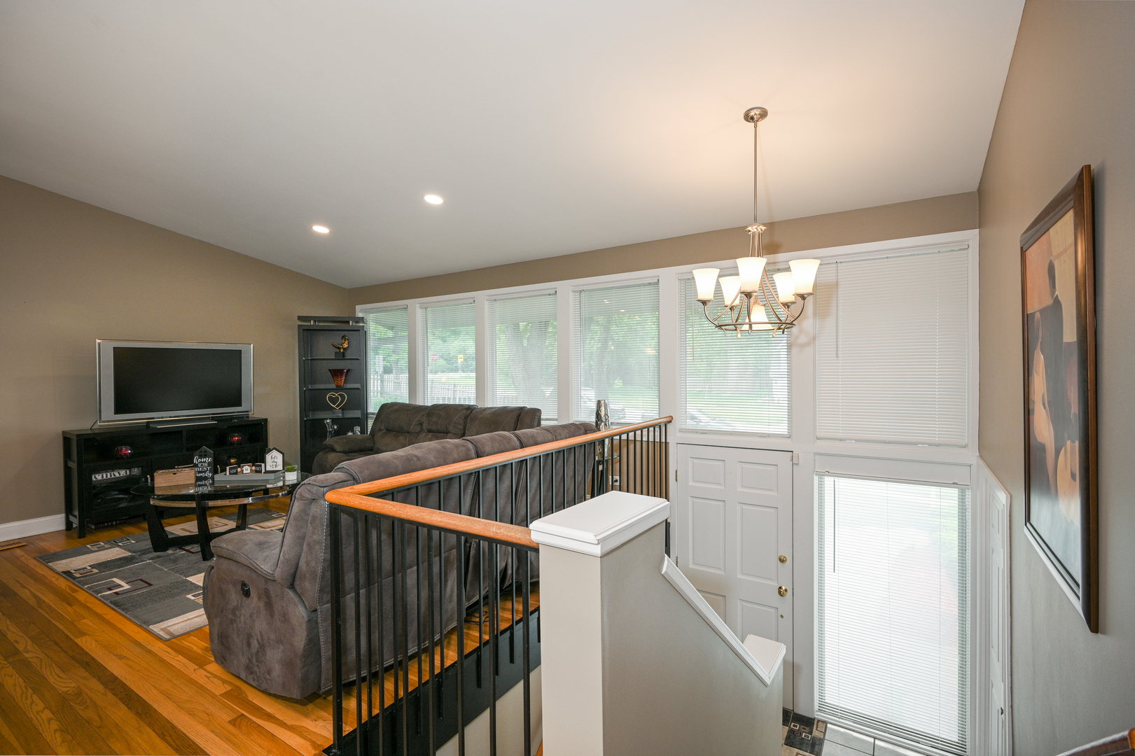 2S655 Bob O Link Road Lombard, IL 60148 - Photo 4 of 28 a view of a livingroom with furniture