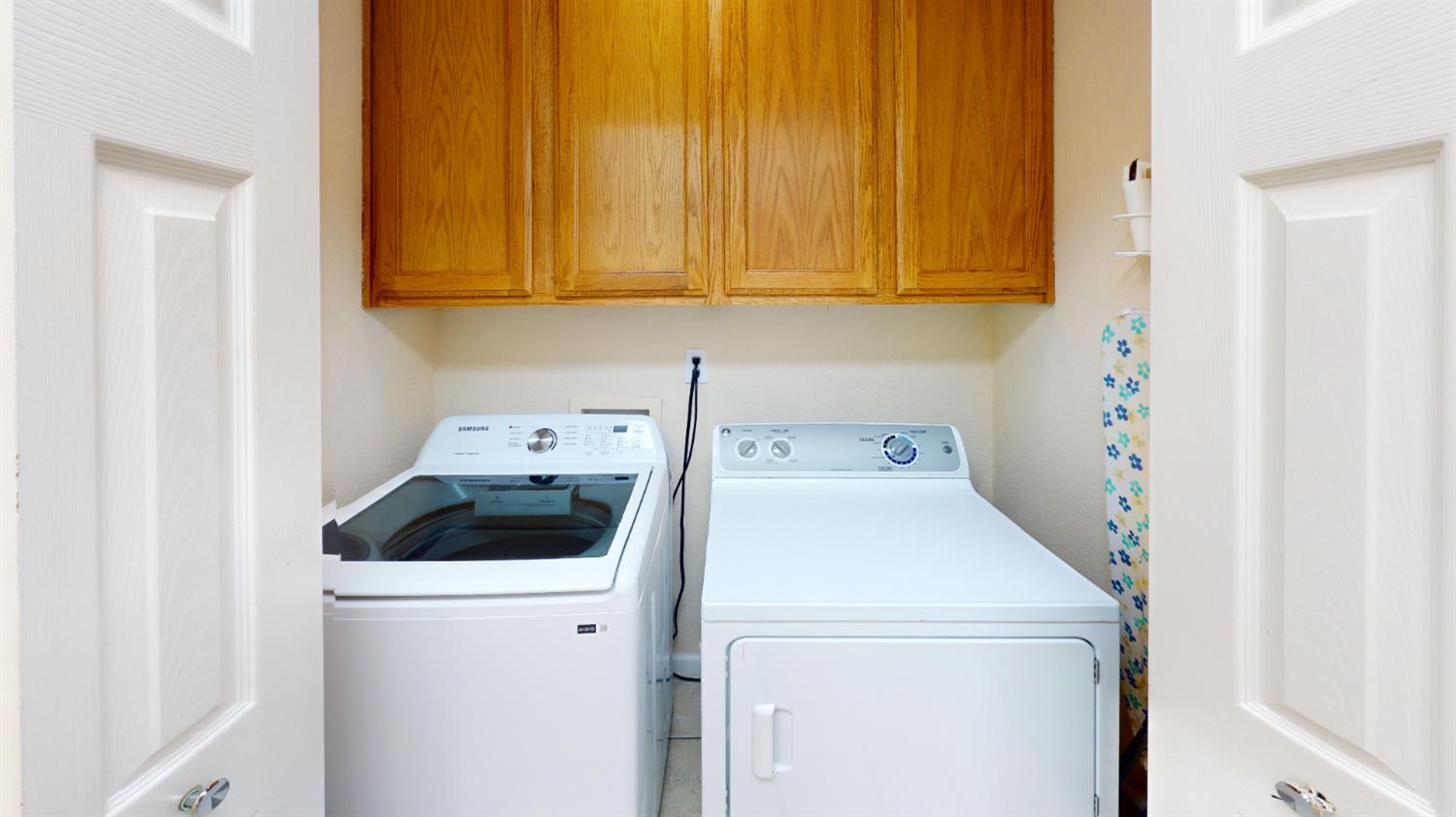 4057 Dale Road, Unit B Modesto, CA 95356 - Photo 11 of 39 a utility room with dryer and washer