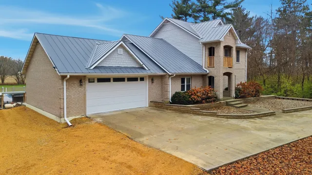 a view of a house with sink and yard