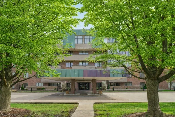 $399,900 | 5200 Three Village Drive, Unit 1C, Cleveland, OH 44124