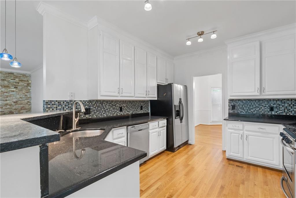 2652 Willow Cove Decatur, GA 30033 - Photo 9 of 36