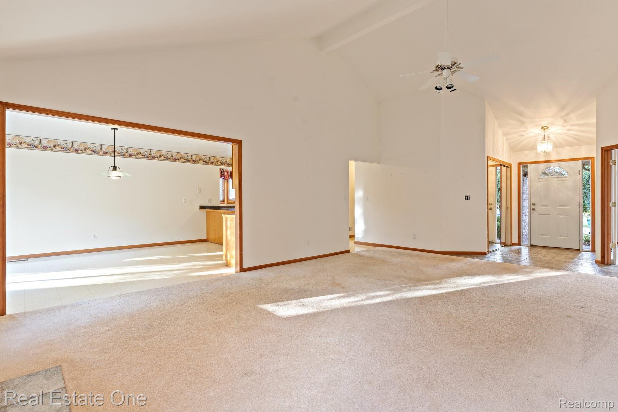 50009 Riverside Drive Macomb, MI 48044 - Photo 6 of 34 FOYER, GREAT ROOM & KITCHEN DINING AREA