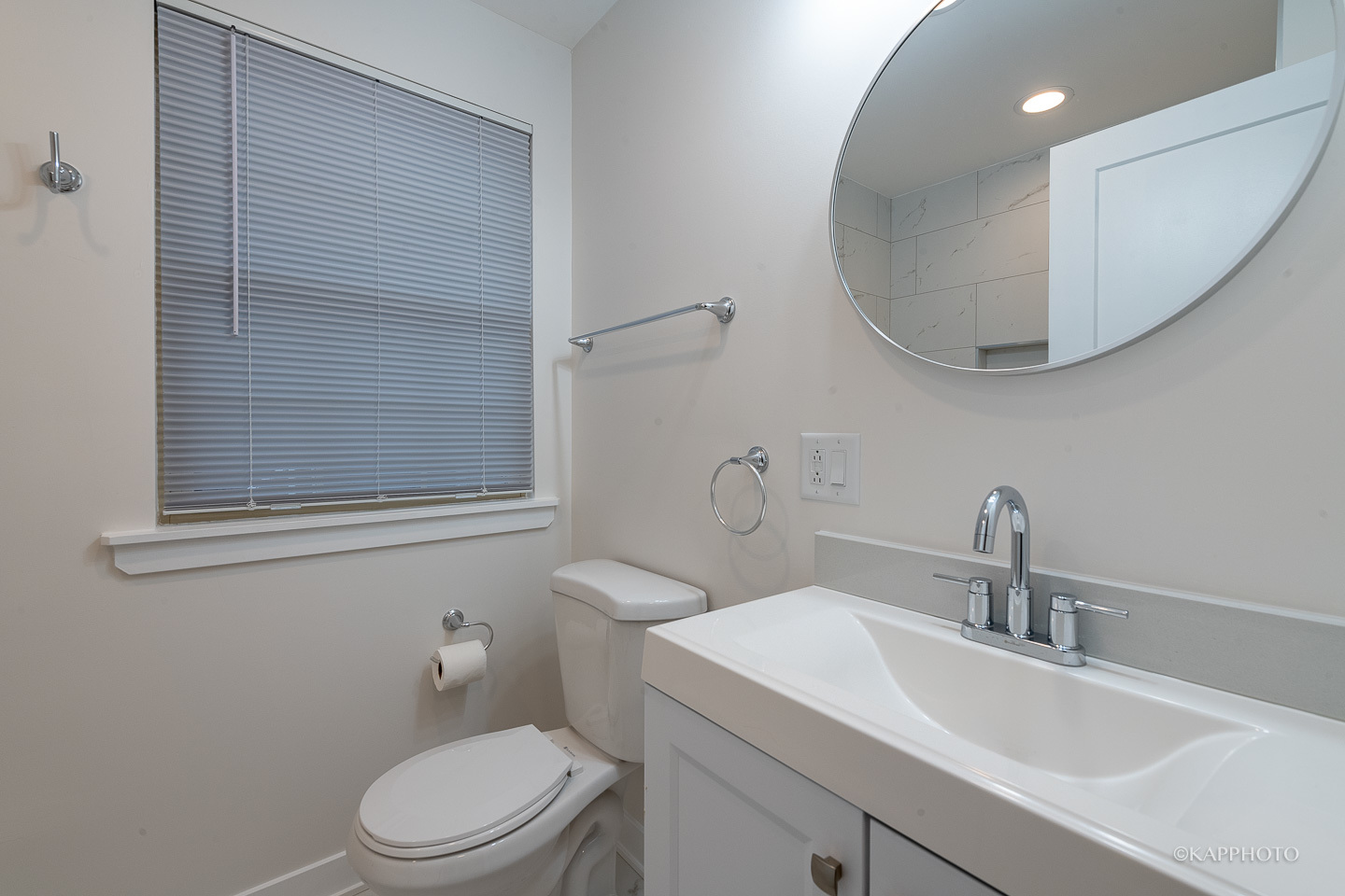 5654 South Princeton Avenue Chicago, IL 60621 - Photo 22 of 29 a bathroom with a toilet a sink and mirror