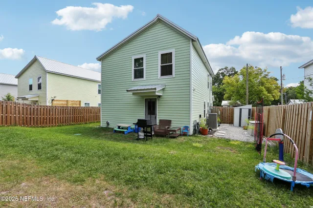 a view of a house with backyard