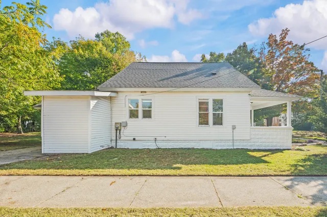 $179,900 | 608 West High Street, Dowagiac, MI 49047