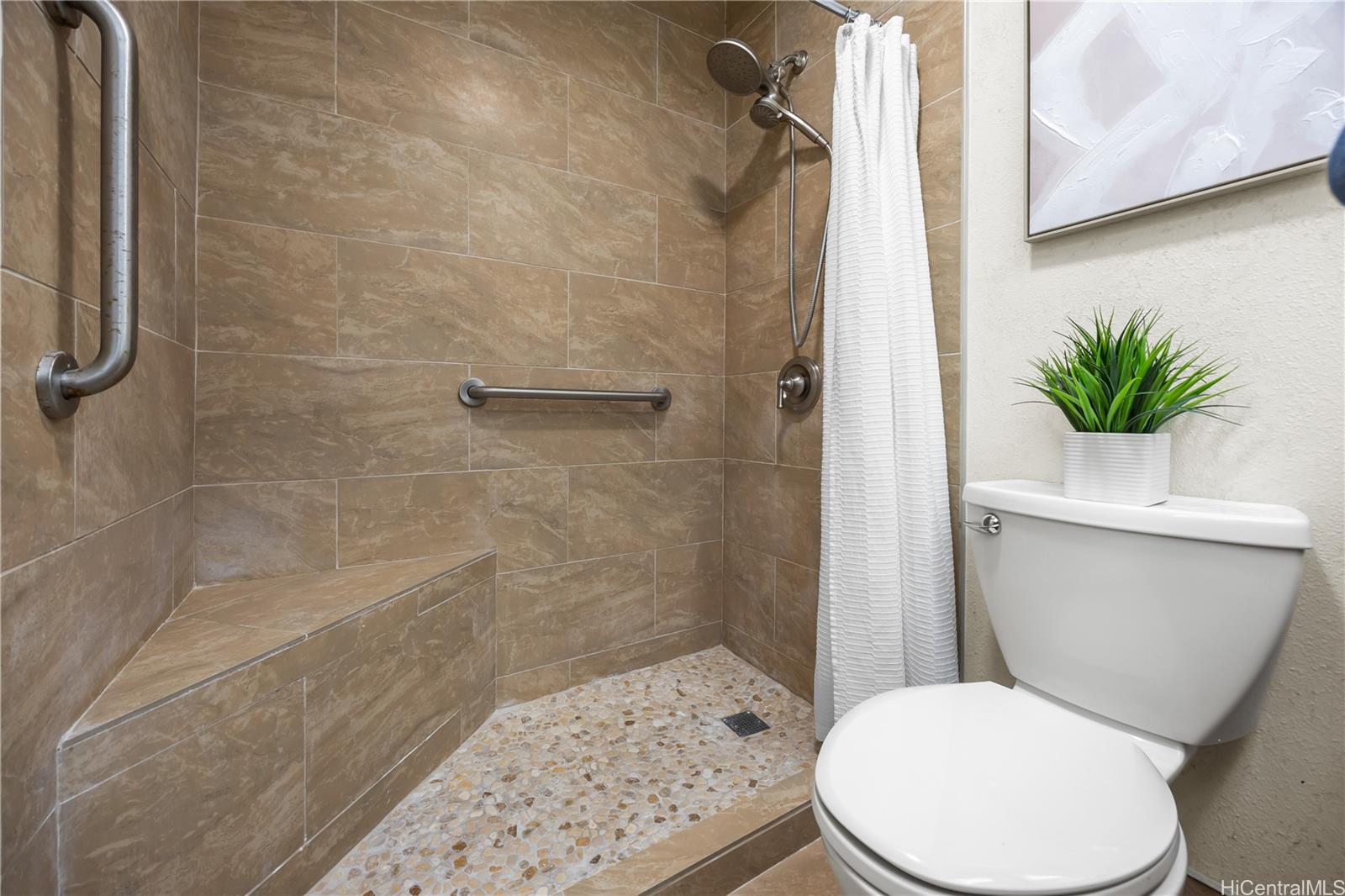 45-995 Wailele Road, Unit 35 Kaneohe, HI 96744 - Photo 19 of 25 Remodeled hallway bath