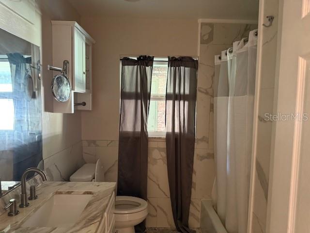 8 Silver Way Ocala, FL 34472 - Photo 9 of 19 a bathroom with a toilet sink and shower