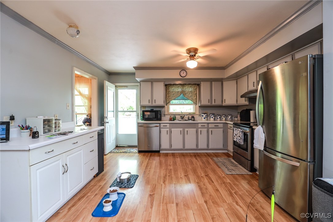 8229 Little Florida Road Mechanicsville, VA 23111 - Photo 31 of 40 Kitchen with under cabinet range hood, ornamental