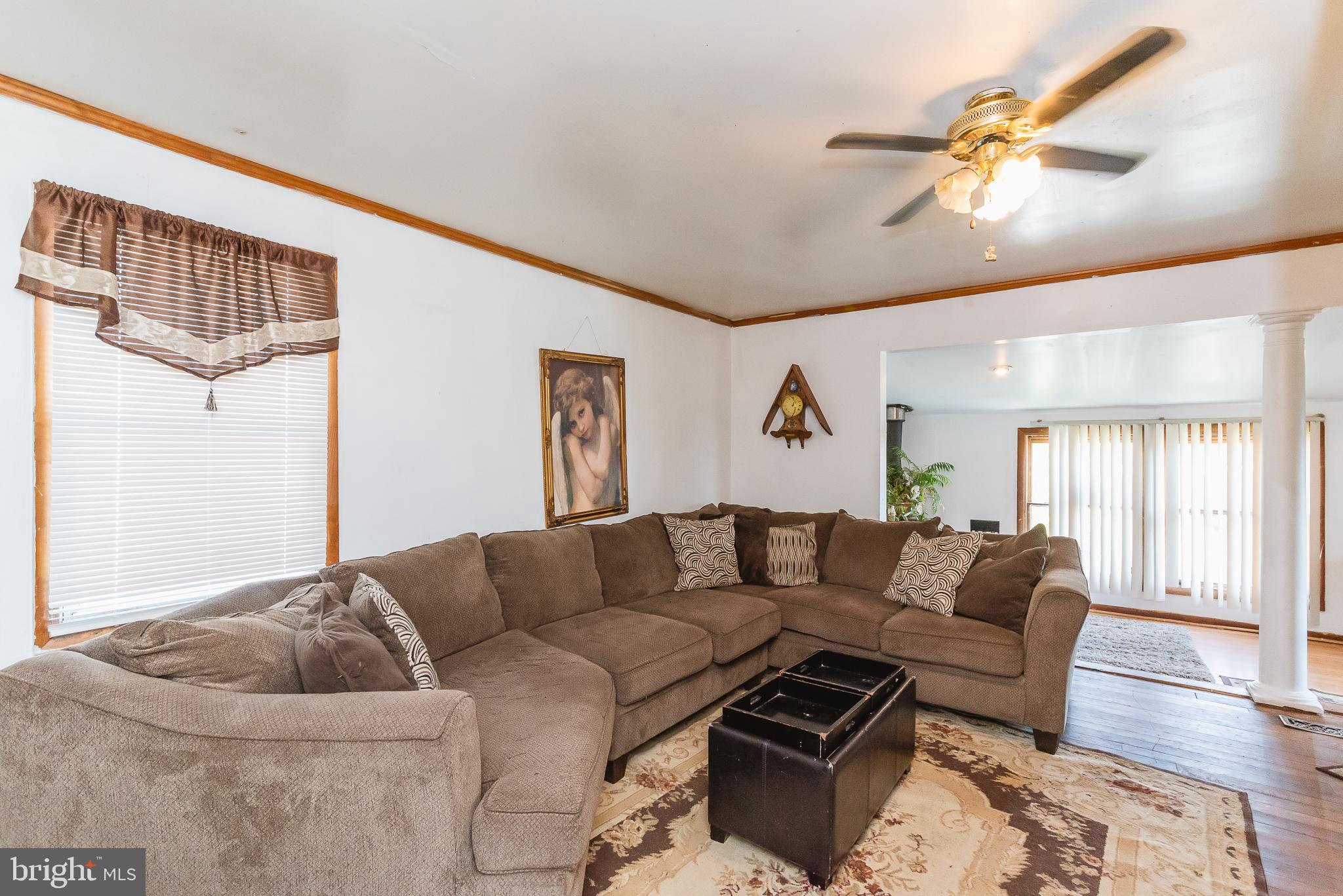 1702 Earhart Road Baltimore, MD 21221 - Photo 6 of 39 Living Room