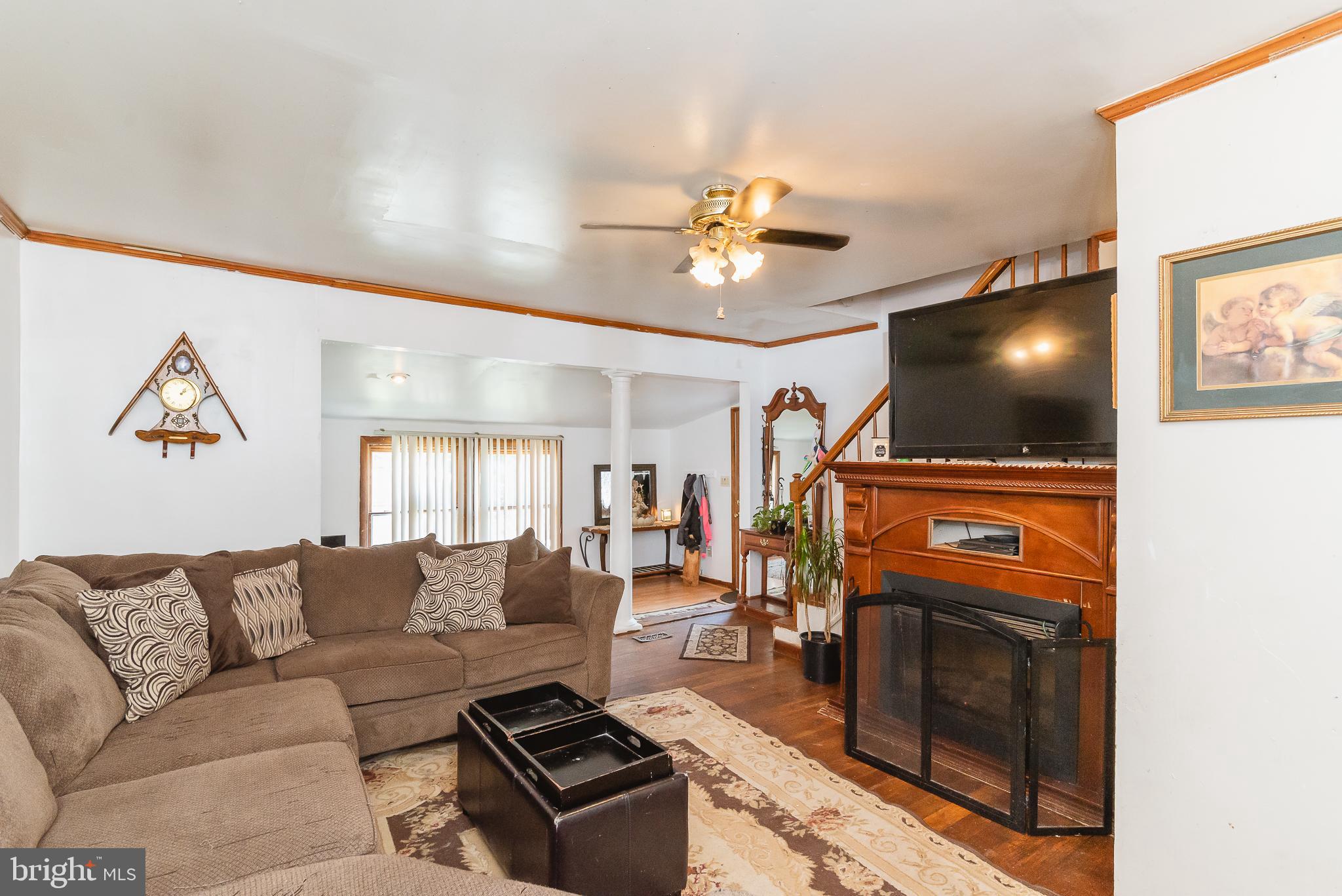 1702 Earhart Road Baltimore, MD 21221 - Photo 7 of 39 Living Room