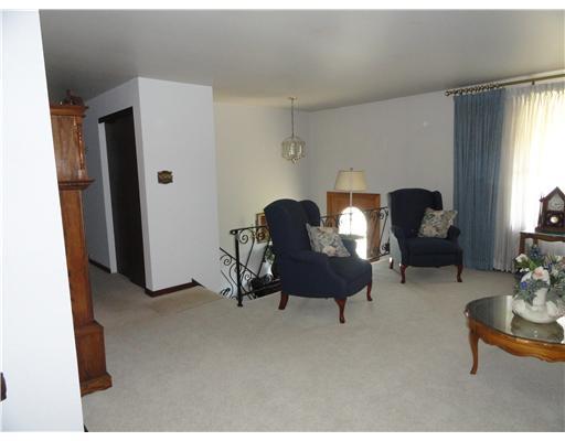 1624 Wilson Road Pittsburgh, PA 15236 - Photo 6 of 18 Living Room.