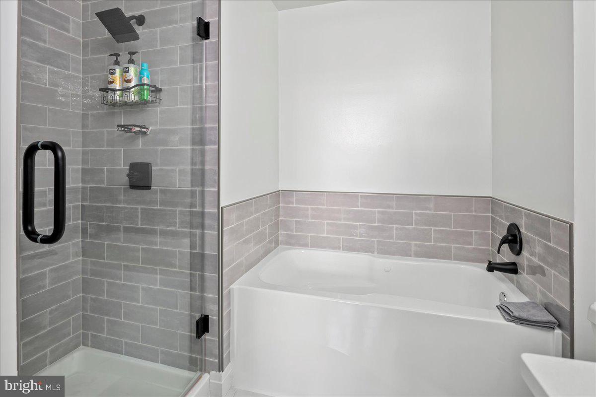 2020 12th Street Northwest, Unit 812 Washington, DC 20009 - Photo 18 of 38 a bathroom with a bathtub