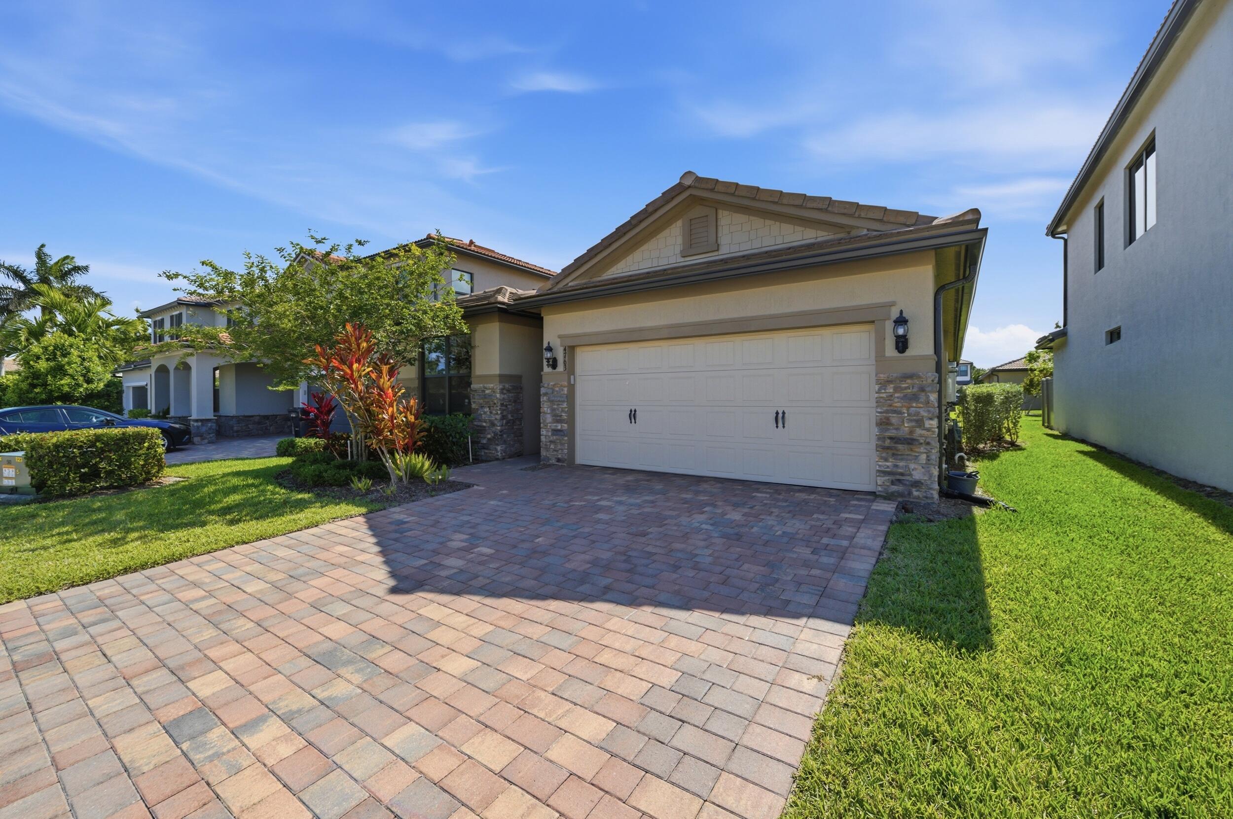 4763 Roldan Court Lake Worth, FL 33467 - Photo 3 of 49 Front of the home