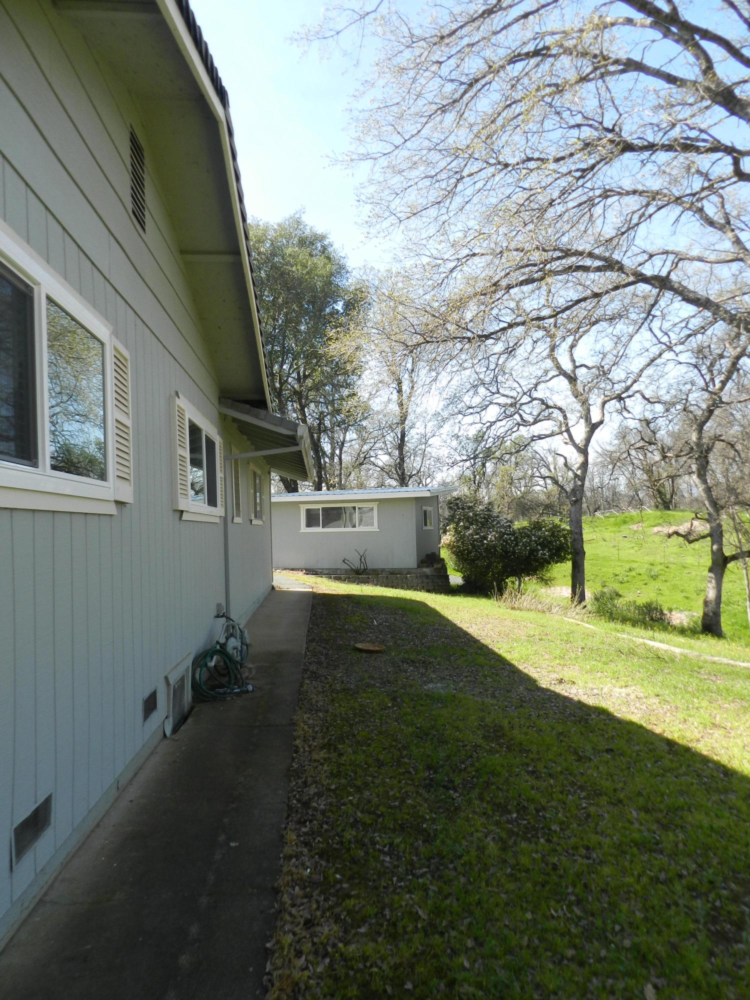 8760 Valley View Road Redding, CA 96001 - Photo 27 of 42 a backyard of apartments with large trees