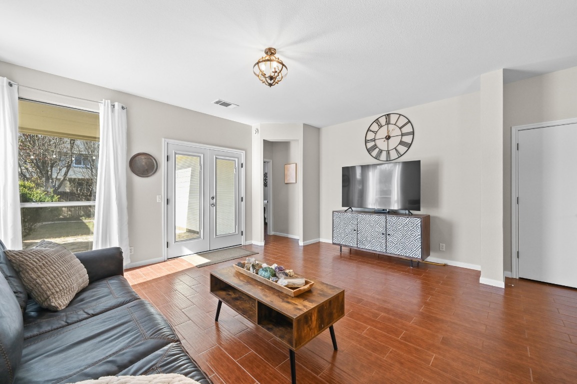 400 Tobin Drive Buda, TX 78610 - Photo 11 of 40 Living room
