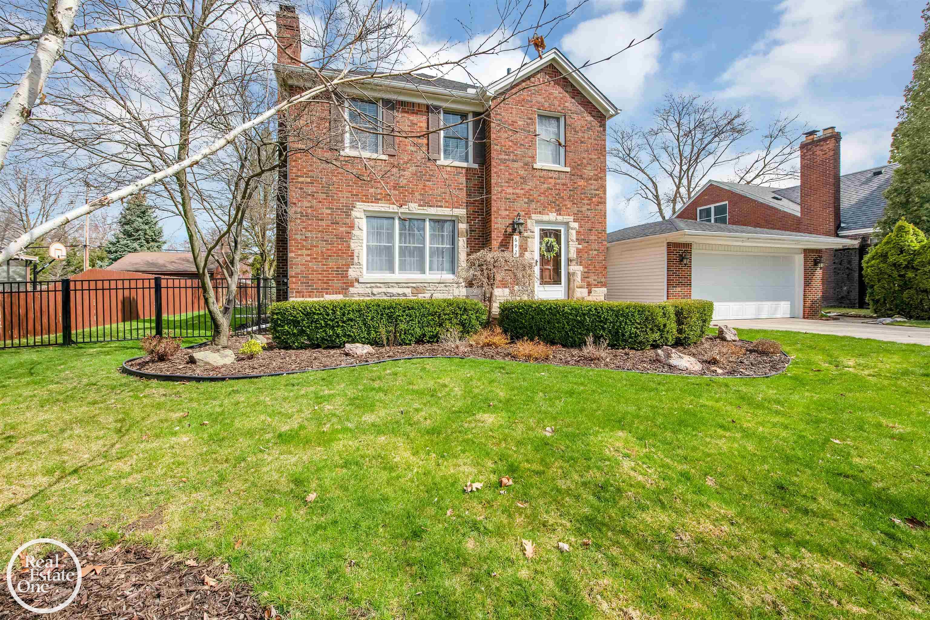 692 Hawthorne Road Grosse Pointe, MI 48236 - Photo 1 of 33 50138273-675de607-dfe8-4694-b090-74de07352766.JPG