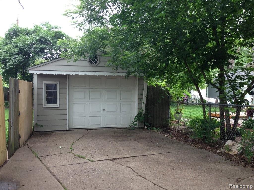 2020 Cambridge Road Berkley, MI 48072 - Photo 3 of 16 2020 cambridge 004.jpg