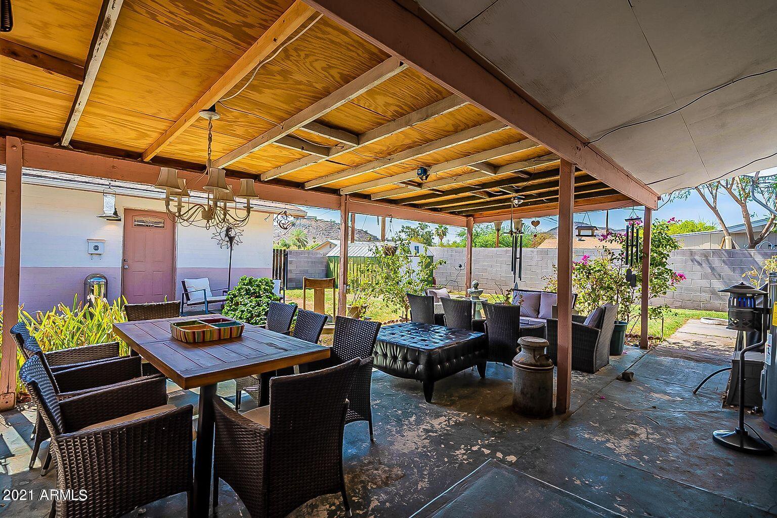 9416 North 3rd Avenue Phoenix, AZ 85021 - Photo 14 of 25 a view of a patio with table and chairs and potted plants