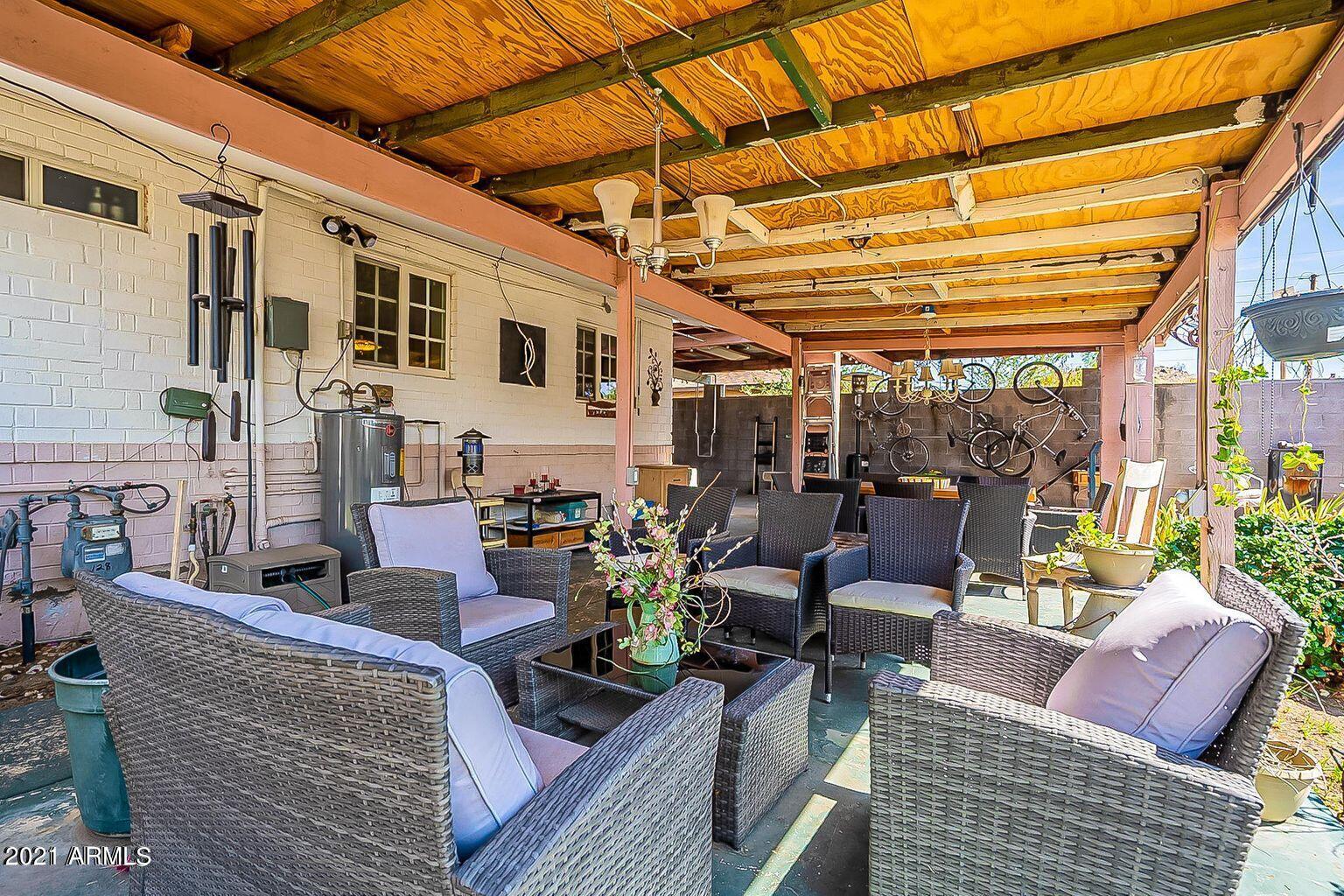 9416 North 3rd Avenue Phoenix, AZ 85021 - Photo 15 of 25 a outdoor living area with furniture