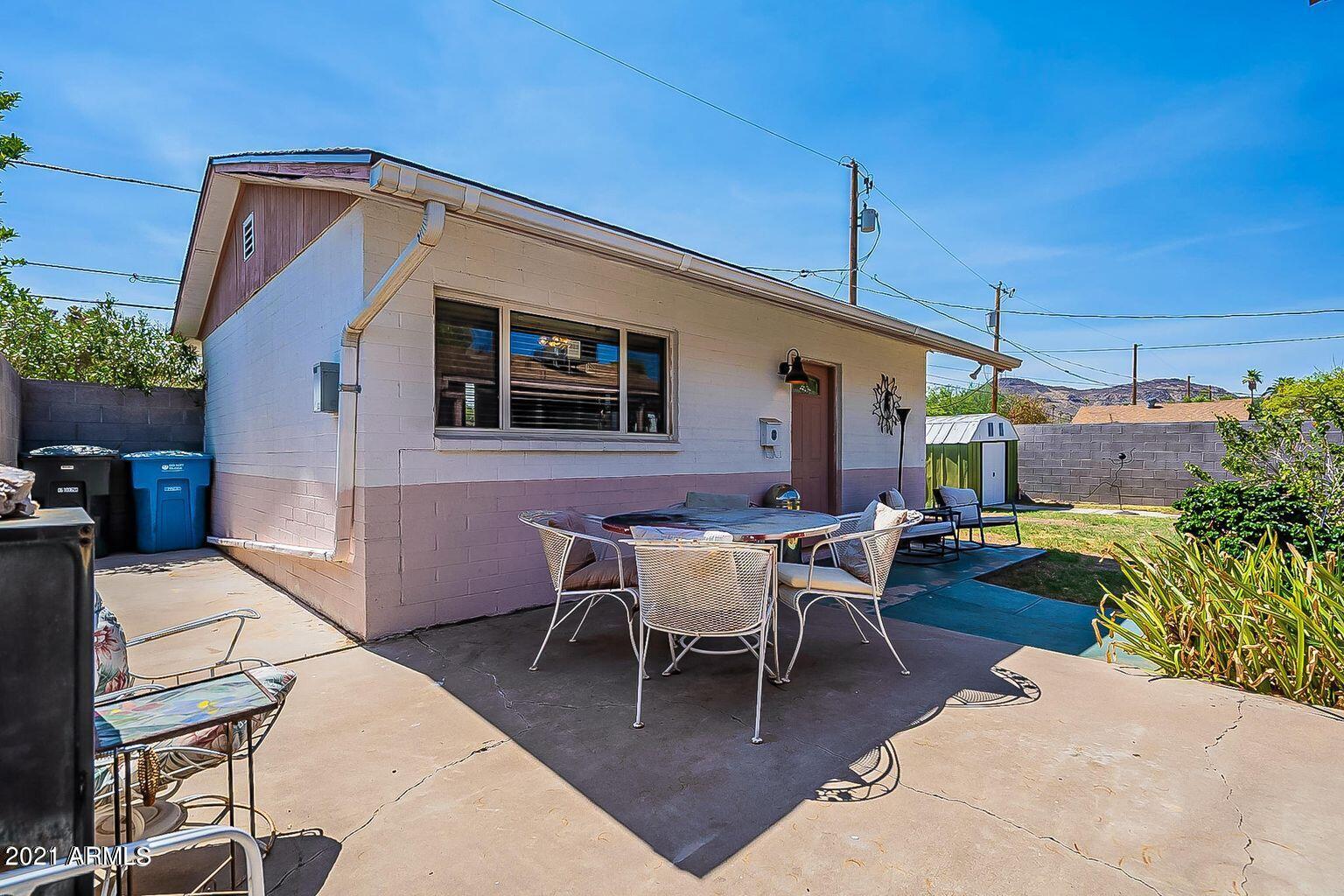 9416 North 3rd Avenue Phoenix, AZ 85021 - Photo 18 of 25 a backyard of a house with a table and chairs
