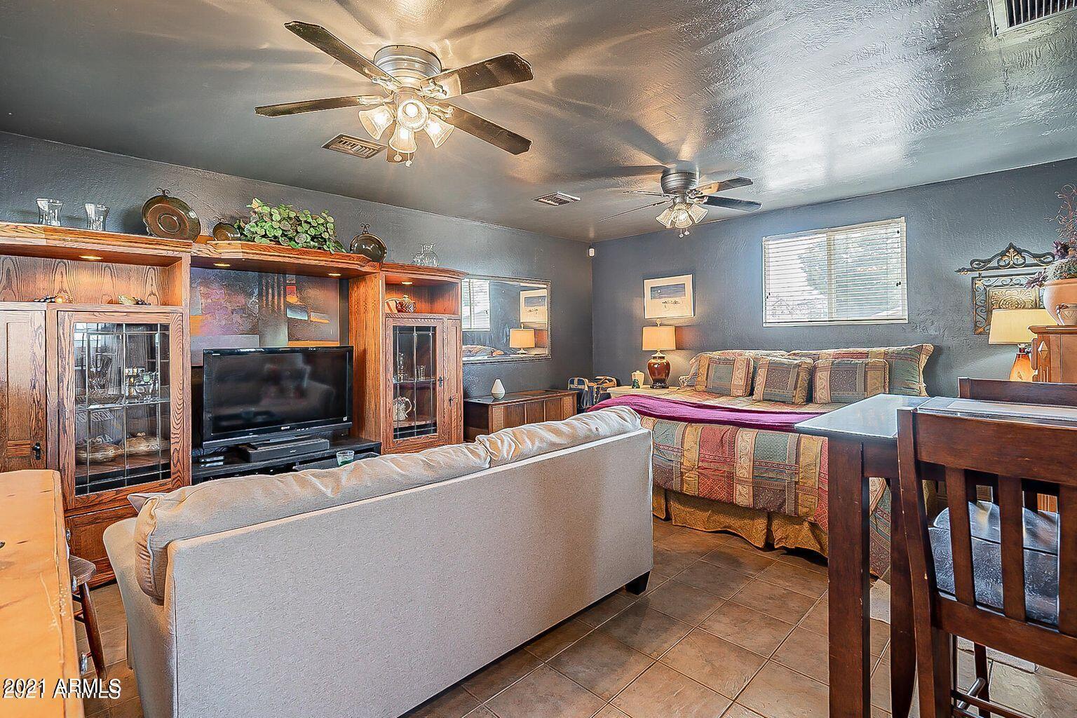 9416 North 3rd Avenue Phoenix, AZ 85021 - Photo 19 of 25 a view of a livingroom with furniture and a ceiling fan