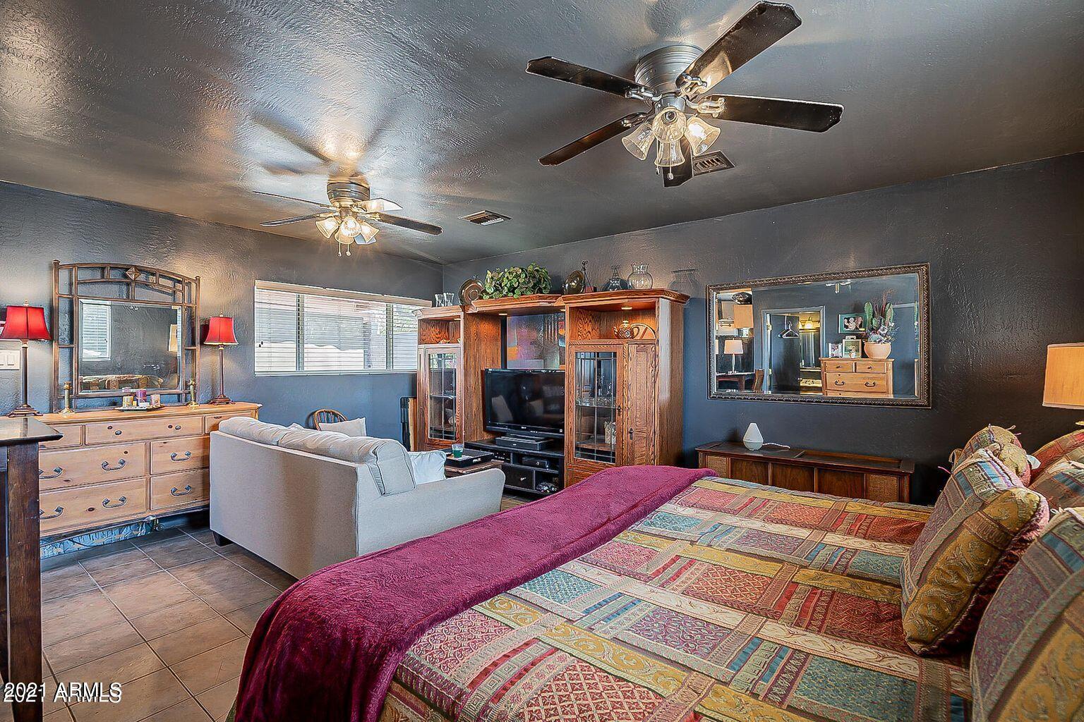 9416 North 3rd Avenue Phoenix, AZ 85021 - Photo 20 of 25 a bed room with a bed and furniture