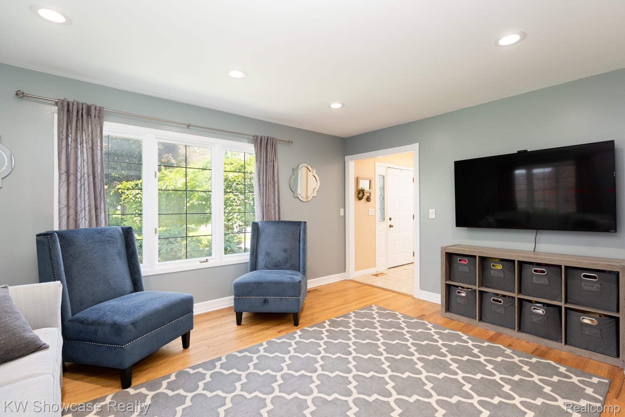 2332 Hiller Road West Bloomfield, MI 48324 - Photo 7 of 43 2332 Hiller Rd-7.jpg