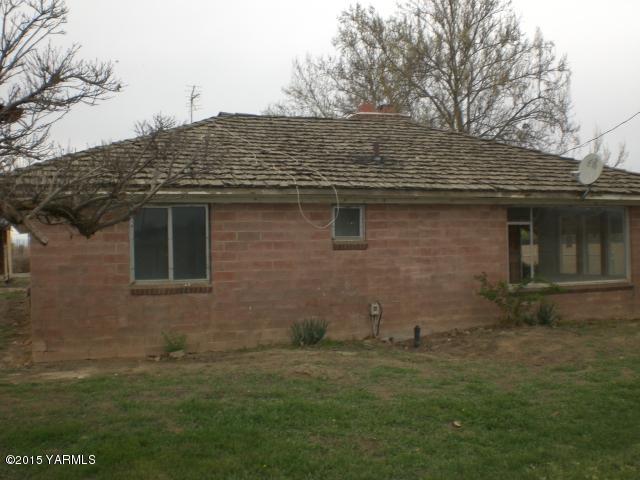 330 South Satus Road Toppenish, WA 98948 - Photo 1 of 24 a front view of a house with a garden