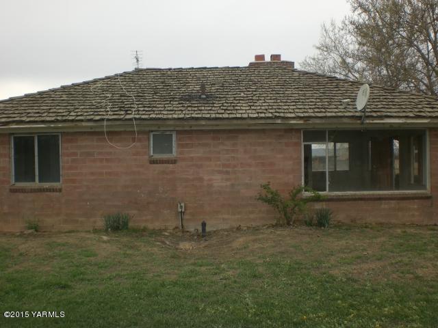 330 South Satus Road Toppenish, WA 98948 - Photo 2 of 24 a front view of a house with a yard
