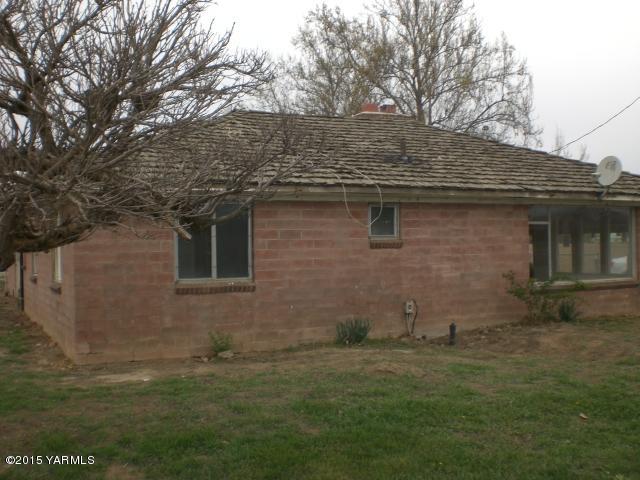 330 South Satus Road Toppenish, WA 98948 - Photo 12 of 24 a backyard of a house with lots of green space