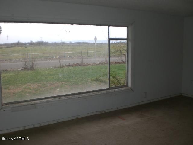330 South Satus Road Toppenish, WA 98948 - Photo 16 of 24 a view of a back yard from a window