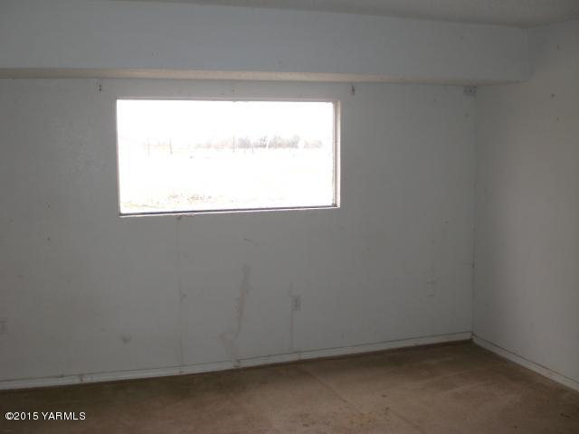 330 South Satus Road Toppenish, WA 98948 - Photo 18 of 24 an empty room with a window