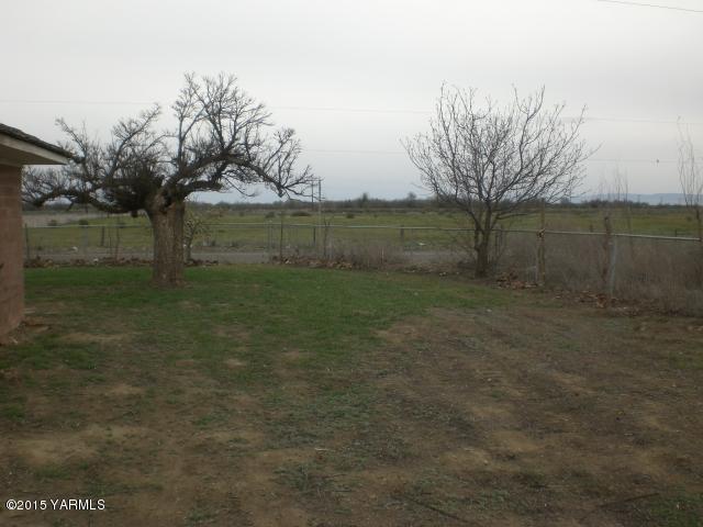 330 South Satus Road Toppenish, WA 98948 - Photo 20 of 24 a view of outdoor space and yard