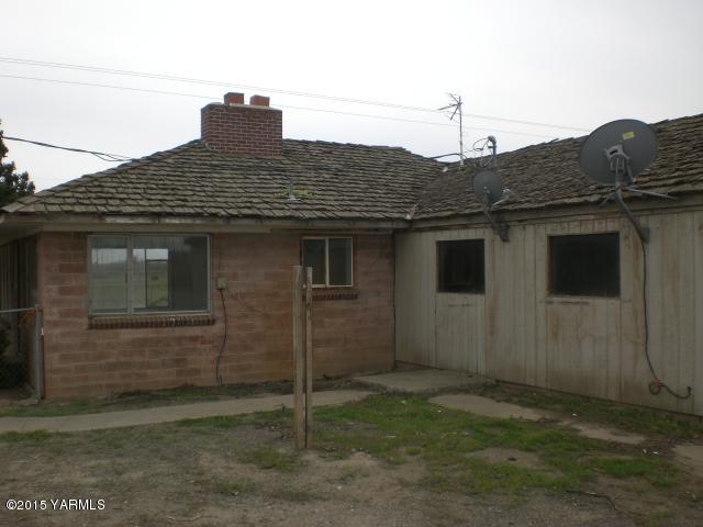 330 South Satus Road Toppenish, WA 98948 - Photo 3 of 24 a view of a house with a door