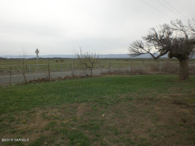 330 South Satus Road Toppenish, WA 98948 - Photo 21 of 24 a view of outdoor space and yard
