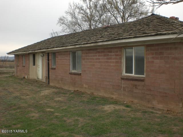 330 South Satus Road Toppenish, WA 98948 - Photo 22 of 24 a backyard of a house