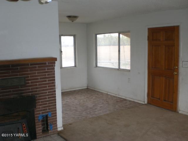 330 South Satus Road Toppenish, WA 98948 - Photo 23 of 24 a view of an empty room and window
