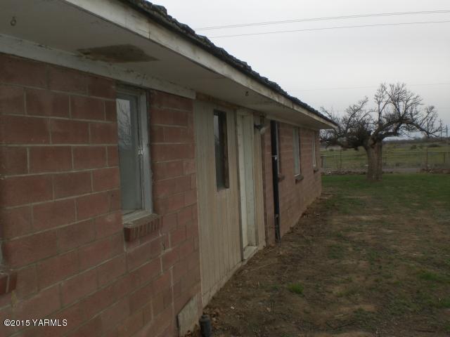 330 South Satus Road Toppenish, WA 98948 - Photo 24 of 24 a backyard of a house