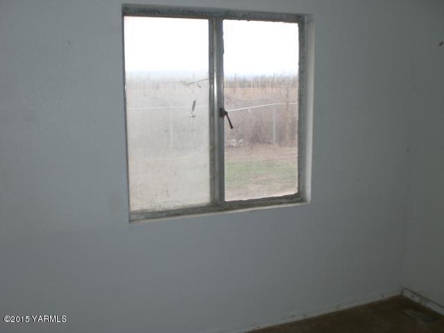 330 South Satus Road Toppenish, WA 98948 - Photo 7 of 24 a view of a window in an empty room