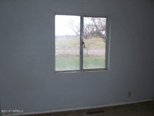 330 South Satus Road Toppenish, WA 98948 - Photo 8 of 24 a view of an empty room with a window