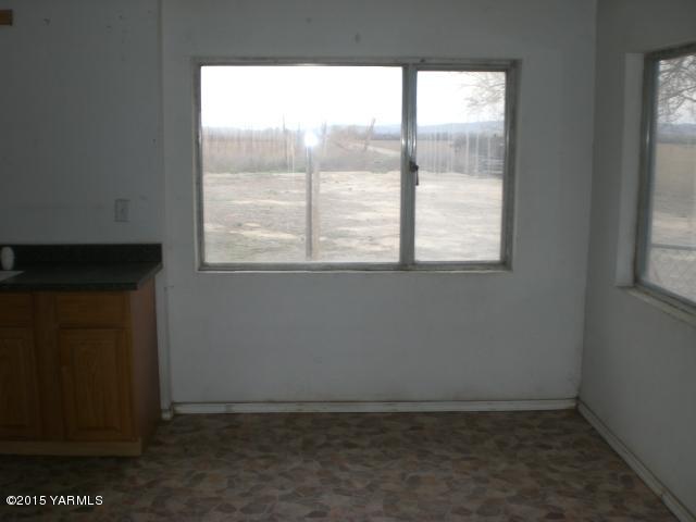 330 South Satus Road Toppenish, WA 98948 - Photo 9 of 24 an empty room with a window