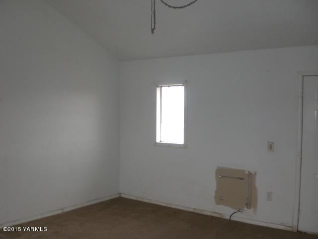 330 South Satus Road Toppenish, WA 98948 - Photo 10 of 24 an empty room with a window